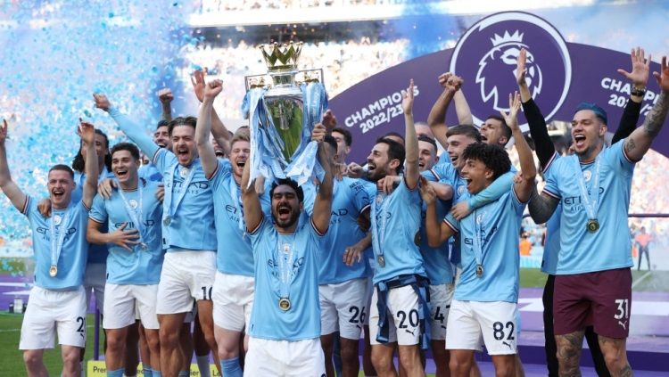 Momen Manchester City angkat trofi Liga Inggris 2022/2023. Foto: REUTERS/Carl Recine. Copyright: © REUTERS/Carl Recine