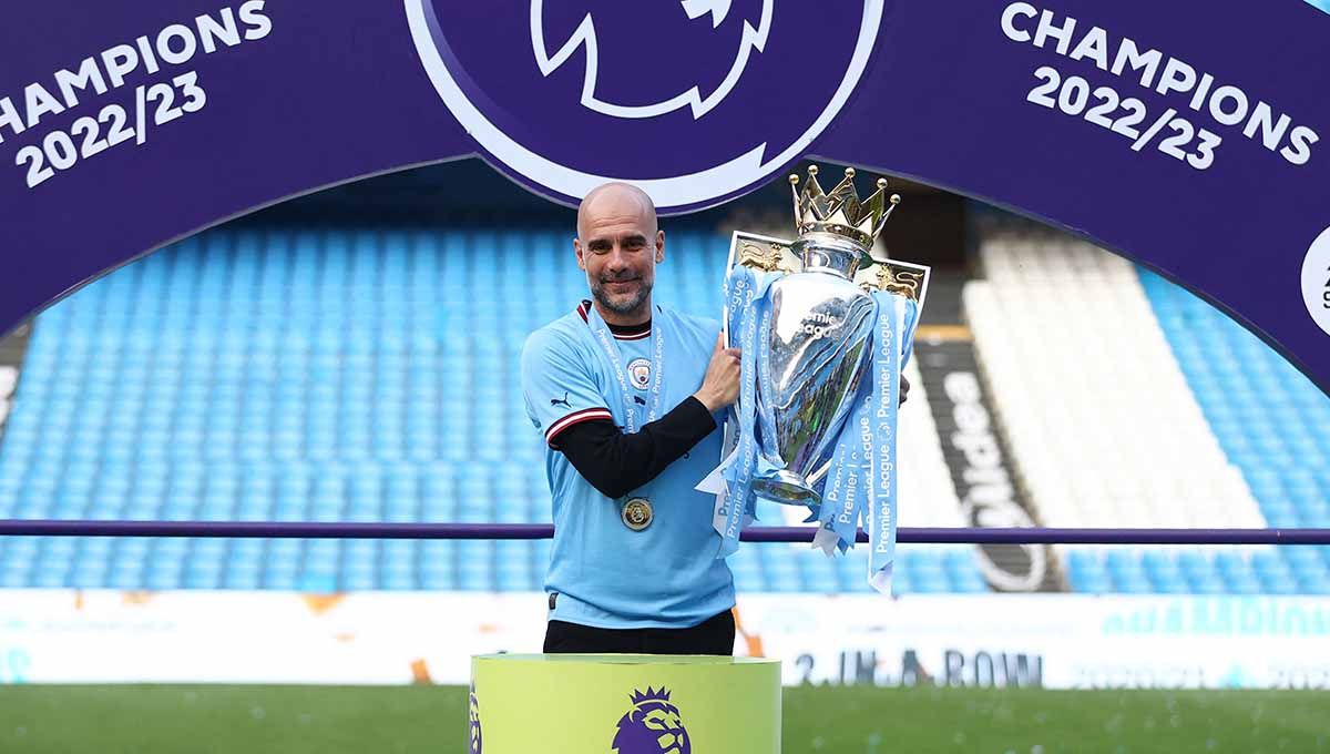 Selebrasi pelatih Manchester City, Pep Guardiola angkat trofi Liga Inggris 2022/2023. (Foto: REUTERS/Carl Recine) Copyright: © REUTERS/Carl Recine