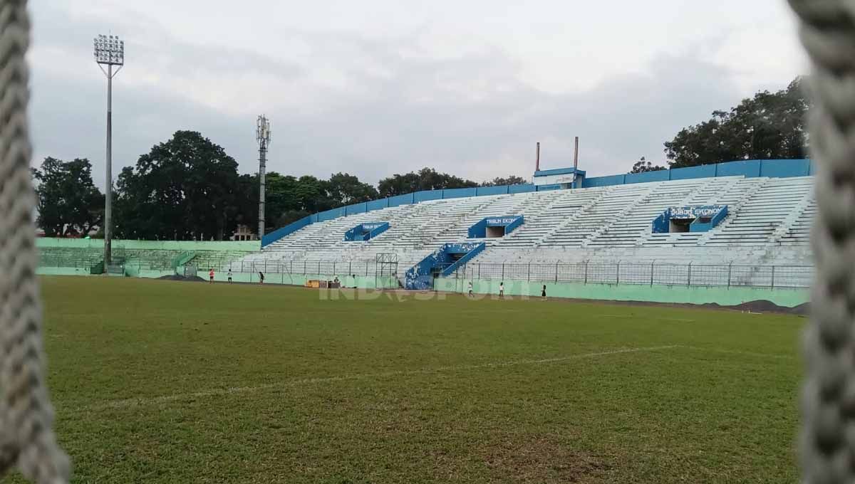 Kondisi terkini Stadion Gajayana, markas Arema FC yang belum juga dibenahi 1 bulan jelang kick off kompetisi. Copyright: © Ian Setiawan/INDOSPORT