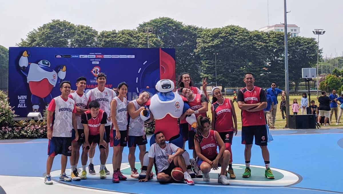 Panitia Pelaksana Lokal (LOC) FIBA Basketball World Cup 2023 meluncurkan program Revamp My Court di Lapangan Banteng, Jakarta, Sabtu (20/05/23). Copyright: © Ammara Marthiara/INDOSPORT