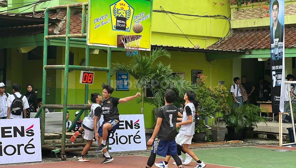 Kompetisi Men's Biore School Pride 3x3 Basketball Series SMAN 29 Jakarta, Senin (22/05/23). Copyright: © Ribka/INDOSPORT