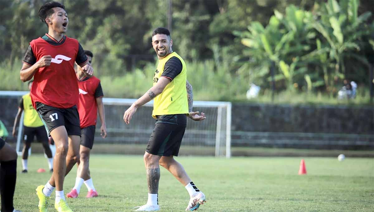 Jonathan Bustos jalani latihan perdana bersama PSS Sleman. (Foto: PSS Sleman) Copyright: © PSS Sleman