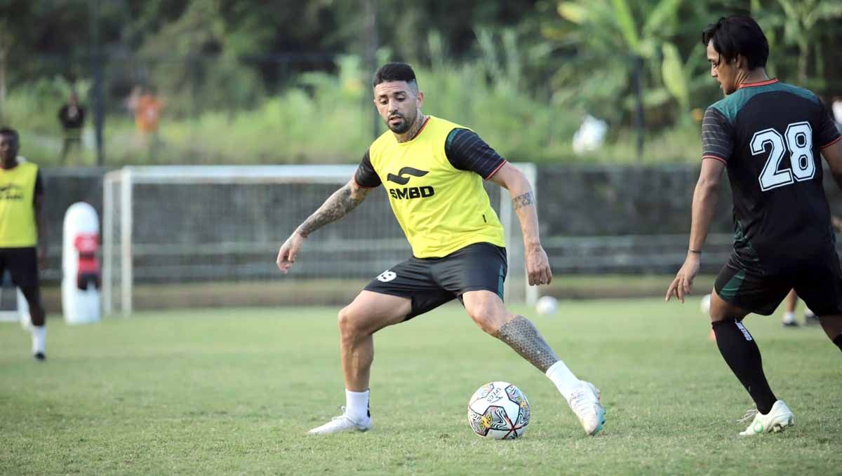 Jonathan Bustos jalani latihan perdana bersama PSS Sleman. (Foto: PSS Sleman) Copyright: © PSS Sleman