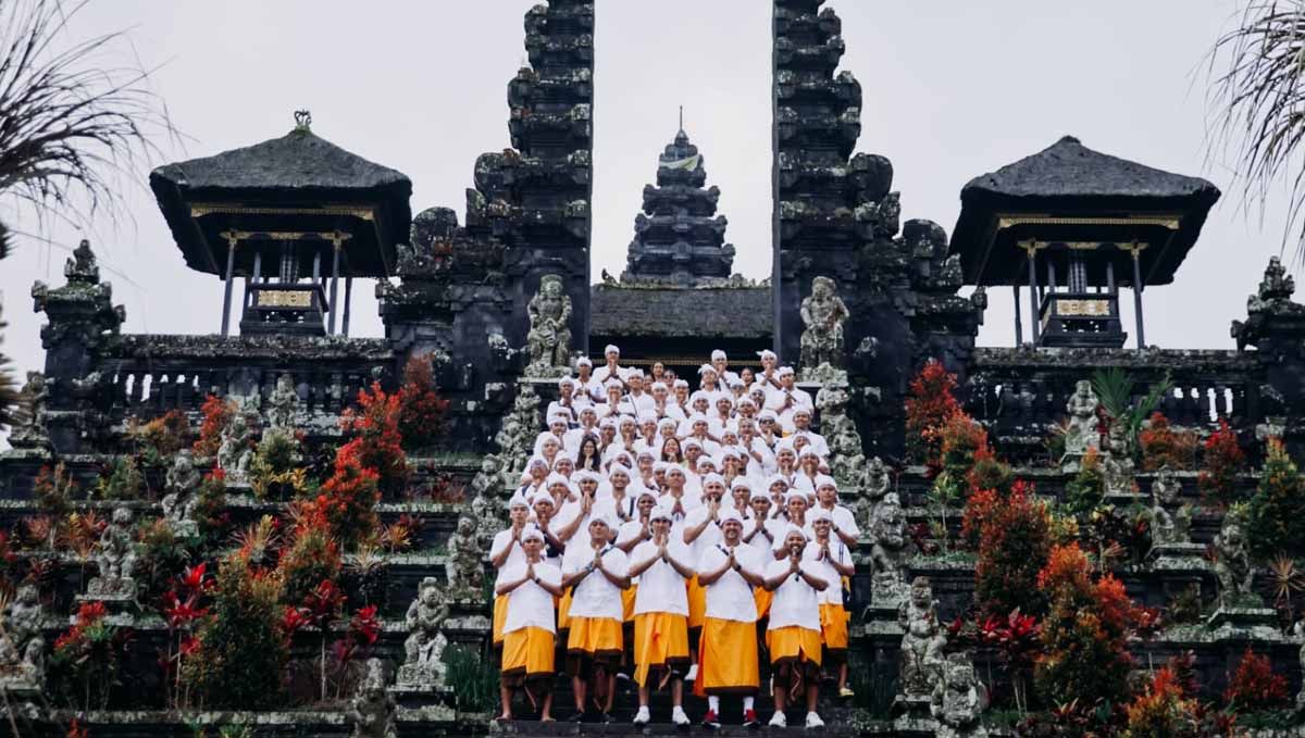 Tim Bali United saat menjalani tradisi sembahyang bersama di Pura Panataran Agung Besakih. (Foto: Bali United) Copyright: © Bali United