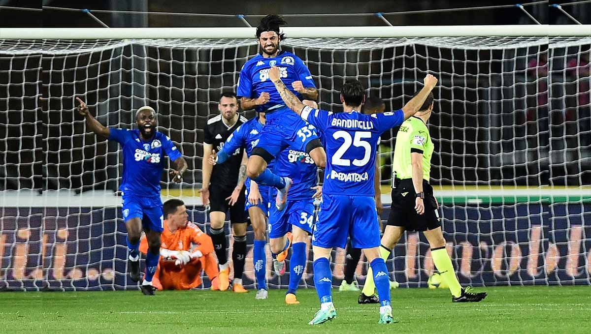Selebrasi pemain Empoli, Sebastiano Luperto rayakan gol kedua mereka bersama Filippo Bandinelli usai membobol gawang Juventus di laga Serie A Italia. (Foto: REUTERS/Massimo Pinca) Copyright: © REUTERS/Massimo Pinca