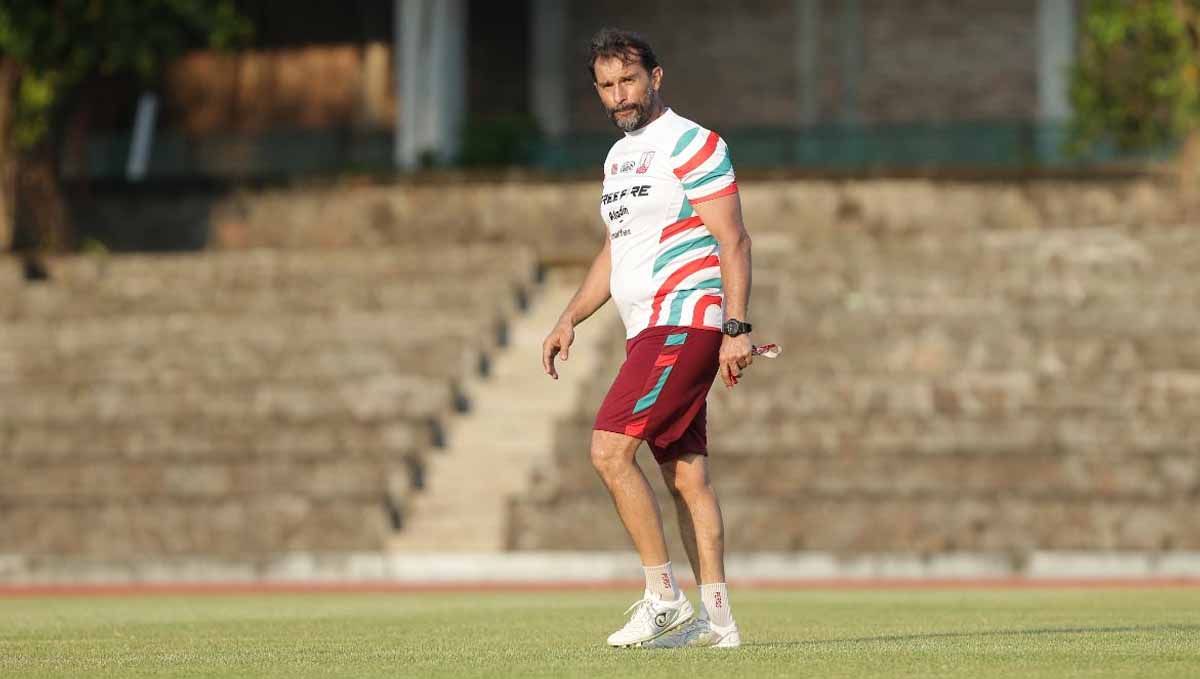 Leonardo Medina saat memimpin sesi latihan Persis Solo sebagai persiapan Liga 1 2023/2024 di Stadion Sriwedari. (Foto: Persis Solo) Copyright: © Persis Solo