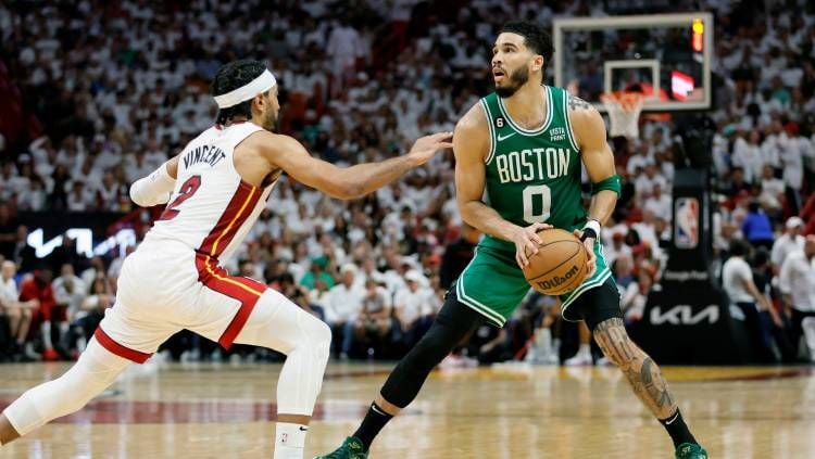 Gim 5 Final Wilayah Timur NBA, Jumat (26/05/23), sajikan Boston Celtics yang hajar Miami Heat sehingga ada kemungkinan Jayson Tatum cs comeback. Copyright: © USA TODAY Sports via Reuters
