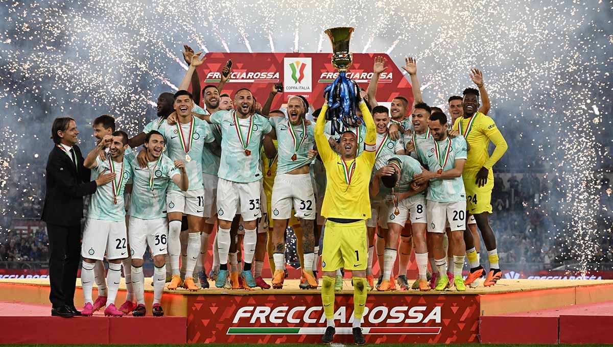 Selebrasi pemain dan pelatih Inter Milan Simone Inzaghi merayakan dengan trofi usai memenangkan Coppa Italia. (Foto: REUTERS/Alberto Lingria) Copyright: © REUTERS/Alberto Lingria
