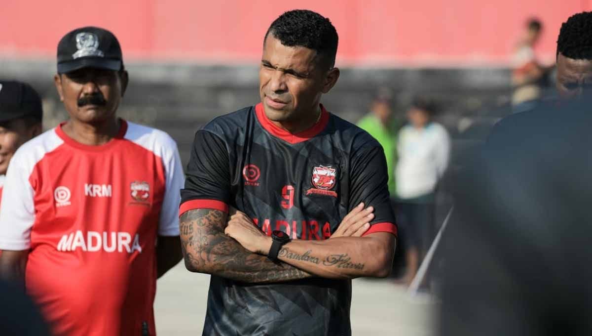 Alberto Goncalves Da Costa sangat emosional setelah menjadi penentu kemenangan Madura United 1-0 di Liga 1 2023/2024 atas PSIS Semarang di Stadion Gelora Bangkalan. Copyright: © MO Madura United