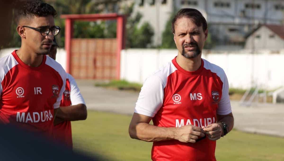 Pelatih Madura United, Maurucio Souza pimpin latihan tim. Copyright: © MO Madura United