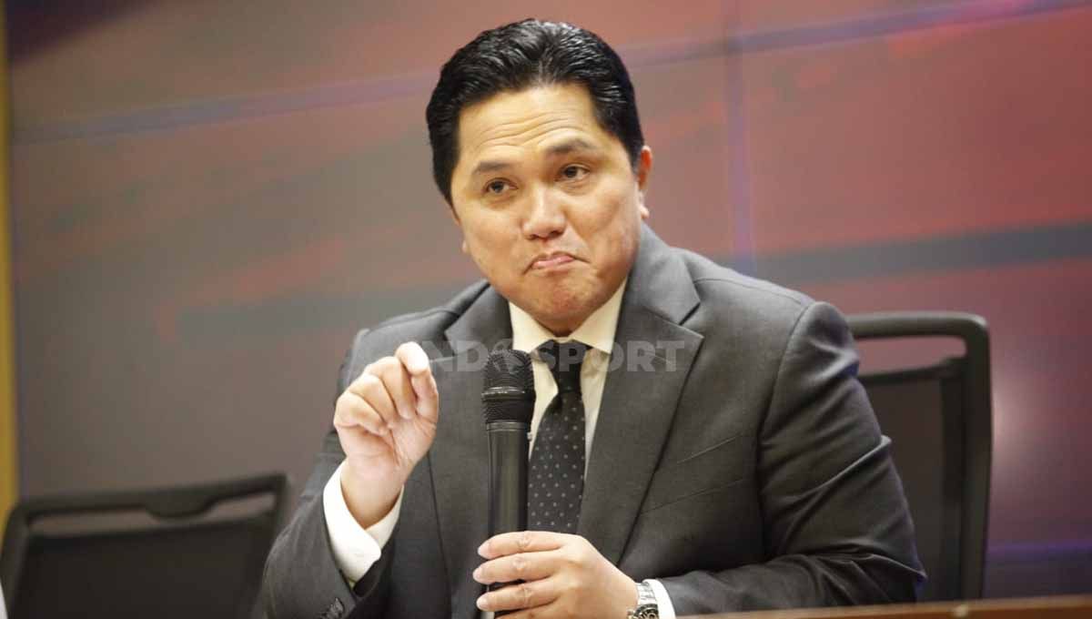 Ketum PSSI Erick Thohir didampingi Waketum Zainudin Amali dan Exco Arya Sinulingga saat jumpa pers pengumuman Argentina resmi jadi lawan Timnas Indonesia pada FIFA Matchday, Juni mendatang Copyright: © Herry Ibrahim/INDOSPORT