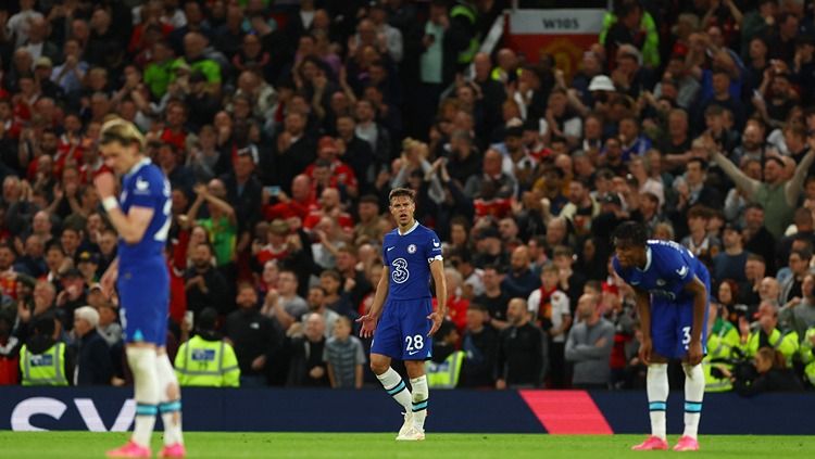 Conor Gallagher, Cesar Azpilicueta, dan Carney Chukwuemeka tertunduk lesu di laga Manchester United vs Chelsea (26/05/23). (Foto: REUTERS/Molly Darlington) Copyright: © REUTERS/Molly Darlington