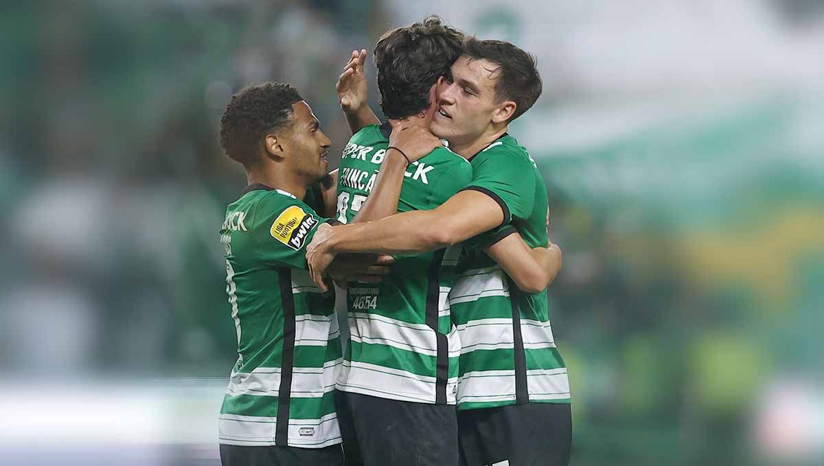 Selebrasi pemain Sporting CP, Manuel Ugarte merayakan gol dengan rekan satu tim Francisco Trincao dan Marcus Edwards. (Foto: REUTERS/Rodrigo Antunes) Copyright: © REUTERS/Rodrigo Antunes