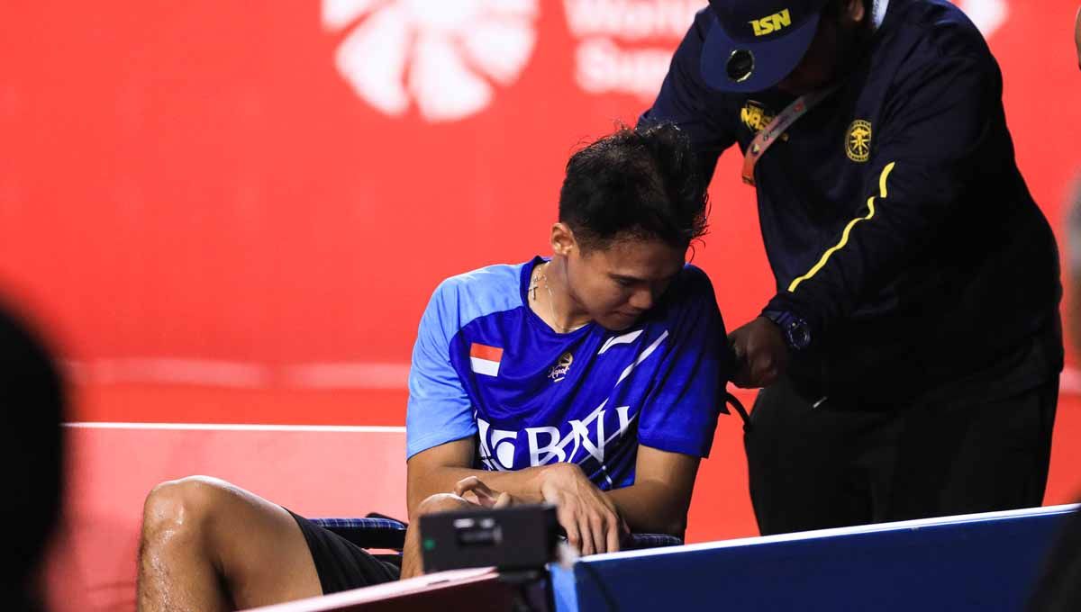 Christian Adinata mengalami cedera pilu di semifinal Malaysia Masters 2023 usai susah payah mengejar Prannoy H.S di gim pertama dari ketertinggalan  1-11 menjadi 17-18. Copyright: © PBSI