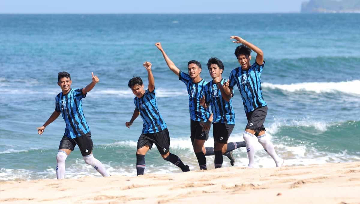 Arema FC gelar tradisi rutin latihan di pantai. Copyright: © MO Arema FC