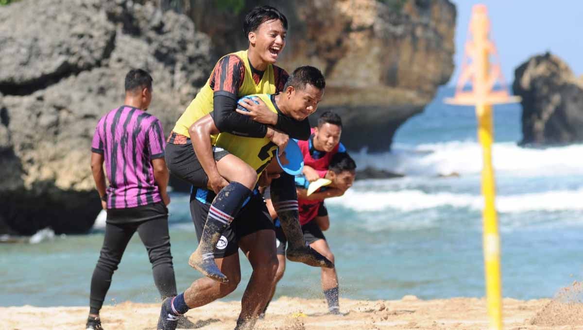 Arema FC gelar tradisi rutin latihan di pantai. Copyright: © MO Arema FC