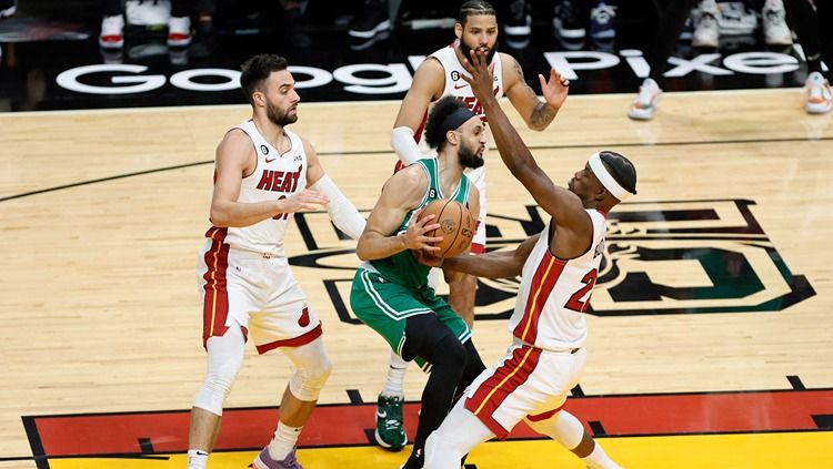 Aksi Derrick White di game 6 final wilayah NBA 2022-2023 Miami Heat vs Boston Celtics (28/05/23). (Foto: Reuters/Sam Navarro-USA TODAY Sports) Copyright: © Reuters/Sam Navarro-USA TODAY Sports