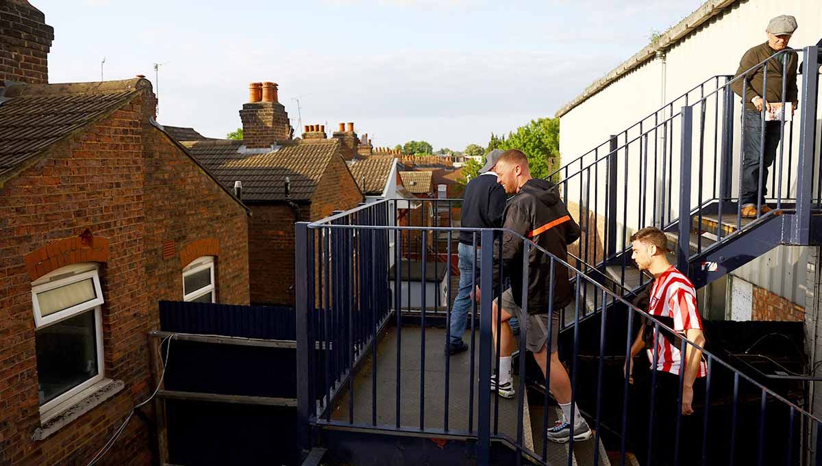 Suasana jalan masuk menuju Stadion Luton Town yang bisa lihat pekarangan rumah warga. Foto: REUTERS/Lee Smith. Copyright: © REUTERS/Lee Smith