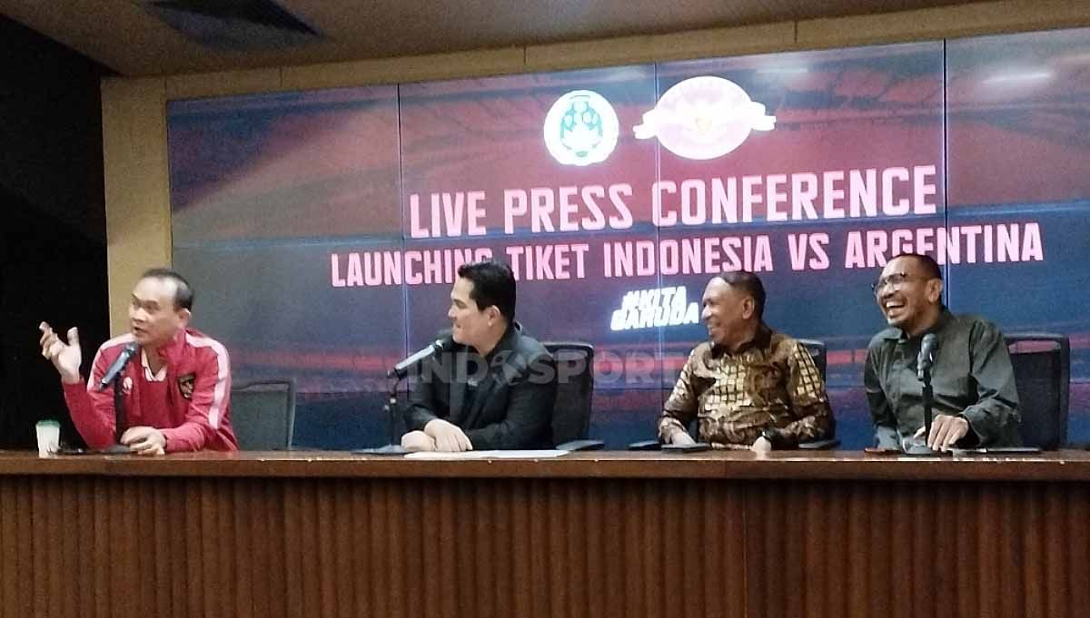 Jumpa pers Launching Tiket Indonesia vs Argentina yang dihadiri Ketum PSSI Erick Thohir, Waketum Zainudi Amali, Exco Arya Sinulingga, dan Komedia Cak Lontong di Media Center GBK, Senin (29/05/23). Copyright: © Herry Ibrahim/INDOSPORT