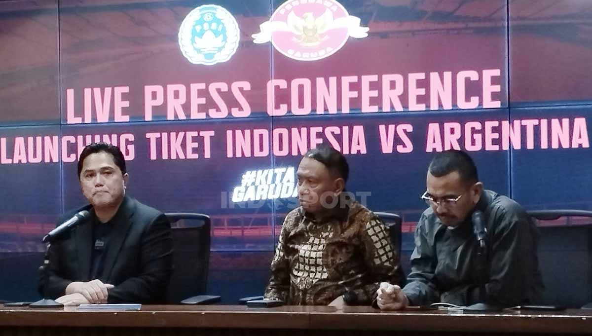 Jumpa pers Launching Tiket Indonesia vs Argentina yang dihadiri Ketum PSSI Erick Thohir, Waketum Zainudi Amali, Exco Arya Sinulingga, dan Komedia Cak Lontong di Media Center GBK, Senin (29/05/23). Copyright: © Herry Ibrahim/INDOSPORT