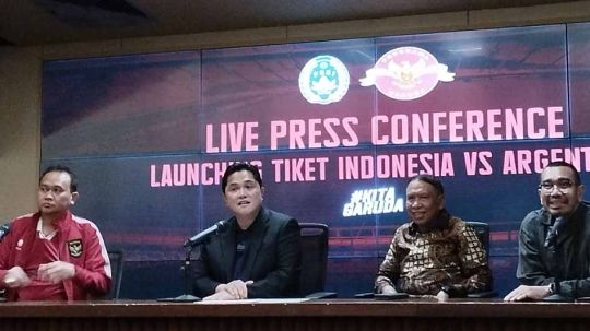 Jumpa pers Launching Tiket Indonesia vs Argentina yang dihadiri Ketum PSSI Erick Thohir, Waketum Zainudi Amali, Exco Arya Sinulingga, dan Komedia Cak Lontong di Media Center GBK, Senin (29/05/23). Copyright: © Herry Ibrahim/INDOSPORT