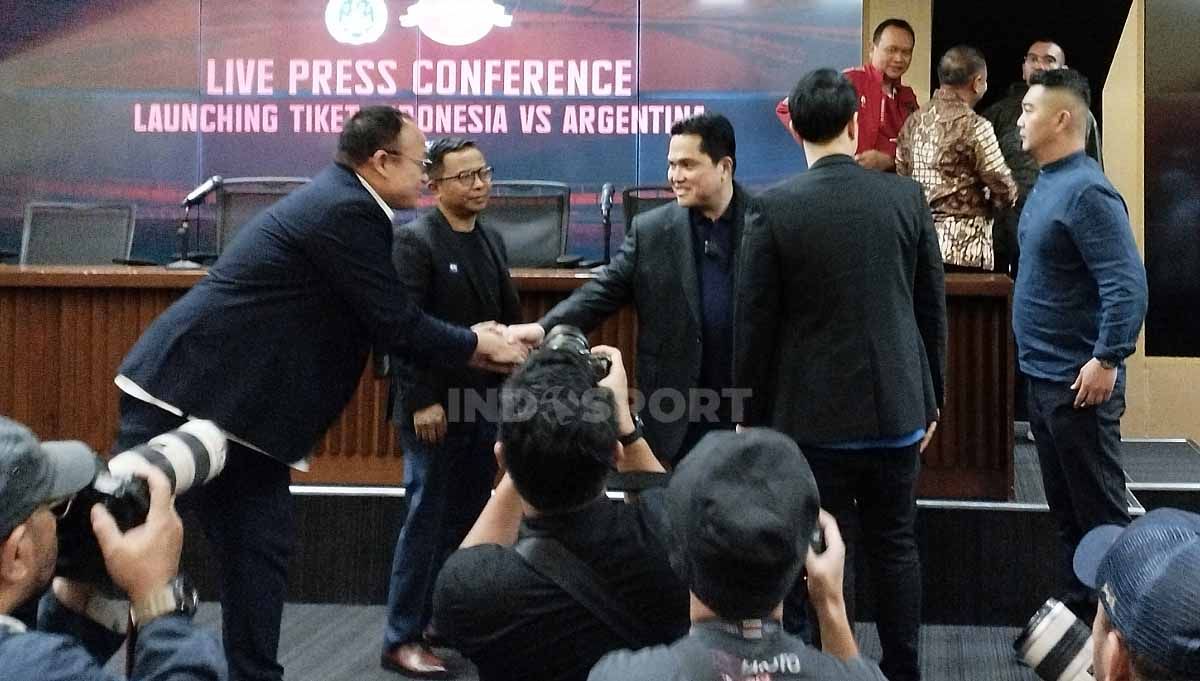 Jumpa pers Launching Tiket Indonesia vs Argentina yang dihadiri Ketum PSSI Erick Thohir, Waketum Zainudi Amali, Exco Arya Sinulingga, dan Komedia Cak Lontong di Media Center GBK, Senin (29/05/23). Copyright: © Herry Ibrahim/INDOSPORT