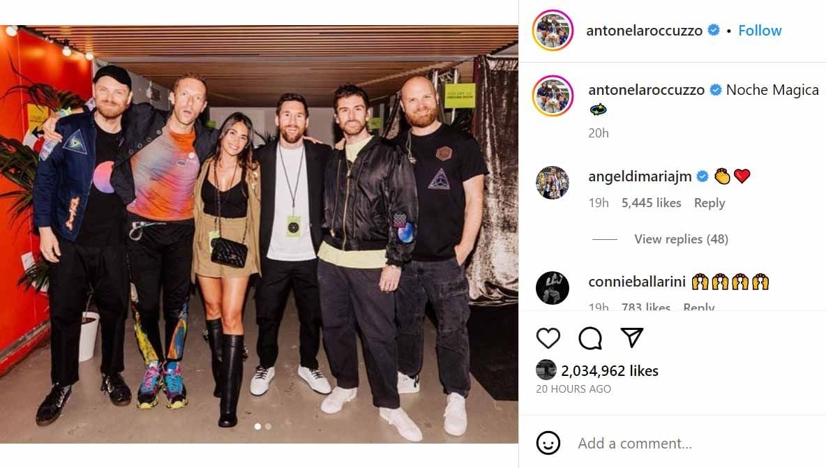 Penampakan superstar Argentina, Lionel Messi foto bersama anggota band musik asal Inggris, Coldplay, di Barcelona, membuat netizen Indonesia ‘geram’. Ada apa? (Foto: Instagram@antonelaroccuzzo) Copyright: © Instagram@antonelaroccuzzo