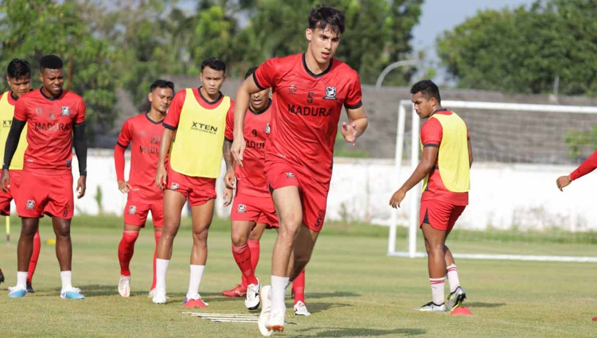 Jacob Mahler saat latihan bersama para pemain Madura United. (Foto: MO Madura United) Copyright: © MO Madura United