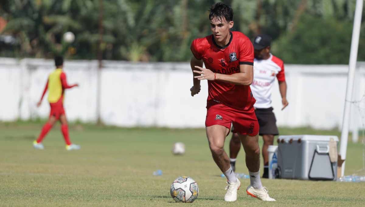 Jacob Mahler saat latihan bersama para pemain Madura United. (Foto: MO Madura United) Copyright: © MO Madura United