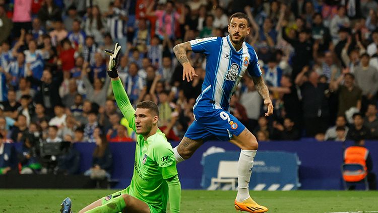 Penyerang Espanyol, Joselu, saat mencetak gol ke gawang Atletico Madrid di Liga Spanyol. Copyright: © REUTERS/Albert Gea