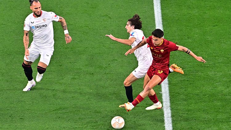 Perebutan bola di tengah area lapangan antara pemain Sevilla dengan AS Roma di final Liga Europa. Copyright: © REUTERS/Marton Monus
