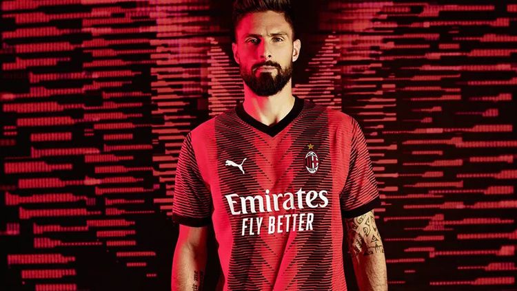 Olivier Giroud saat menggunakan jersey kandang baru AC Milan untuk musim 2023-2024. Copyright: © https://www.acmilan.com/