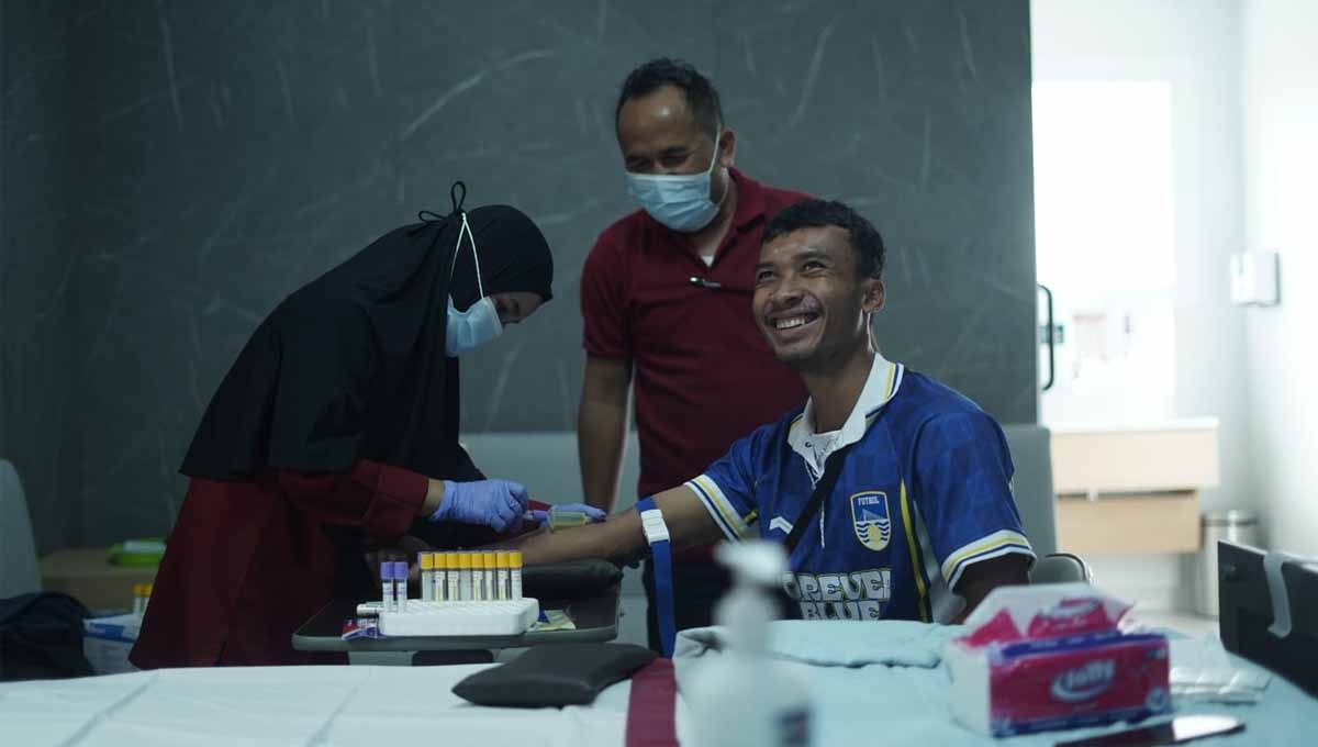 Gelandang Persib, Robi Darwis saat jalani tes kesehatan sebelum latihan bersama untuk persiapan Liga 1 2023-2024. (Foto: Media officer Persib) Copyright: © Media officer Persib