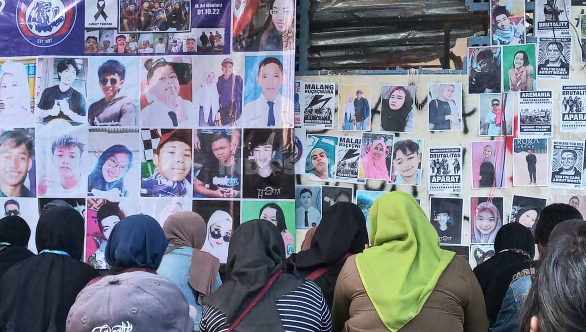 Menjelang peringatan 1 tahun Tragedi Kanjuruhan, para keluarga korban memanjatkan doa bersama di pintu 13 stadion. Copyright: © Ian Setiawan/INDOSPORT