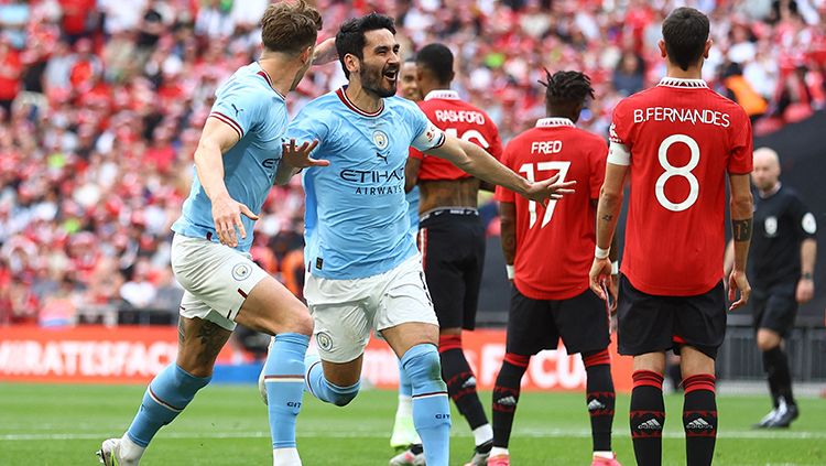 Gelandang andalan Manchester City, Ilkay Gundogan, masih belum mau terbuka soal masa depannya meski dikabarkan sudah sepakat pindah ke AC Milan musim depan. Copyright: © REUTERS/Carl Recine