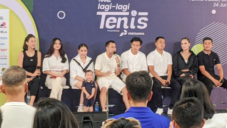 Raffi Ahmad sedang melakukan konferensi pers jelang acara Lagi-Lagi Tenis. Copyright: © Ammara Marthiara/Indosport.com