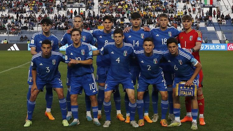 Mattia Zanotti (nomor 2) saat membela timnas Italia U-20. Copyright: © REUTERS/Agustin Marcarian