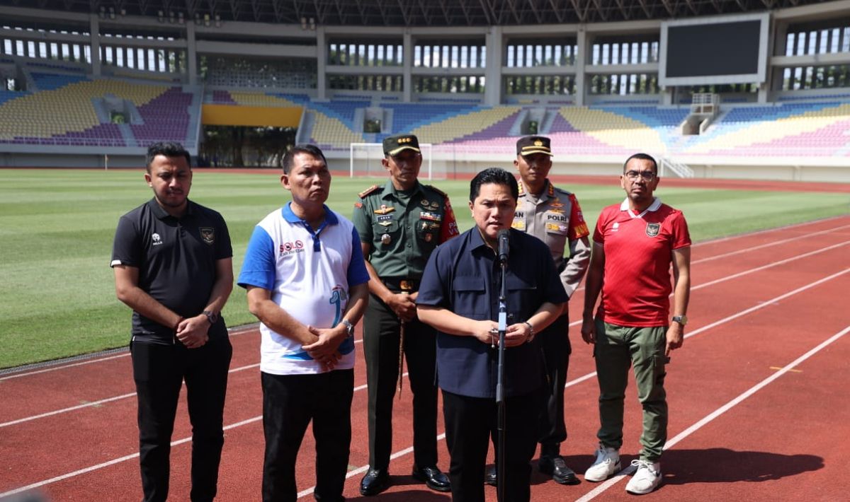 Ketum PSSI Erick Thohir saat sesi jumpa pers di stadion Manahan Solo, Minggu (04/06/23). PSSI memutuskan akan menggunakan stadion Manahan sebagai venue Kualifikasi Piala Asia U-23. Copyright: © PSSI