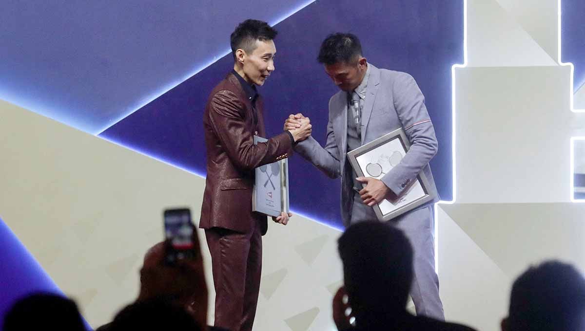 Lee Chong Wei tampak mengajari Lin Dan cara berbicara Bahasa Melayu dalam video Tiktok yang kemudian menjadi viral. Copyright: © REUTERS/Hasnoor Hussain