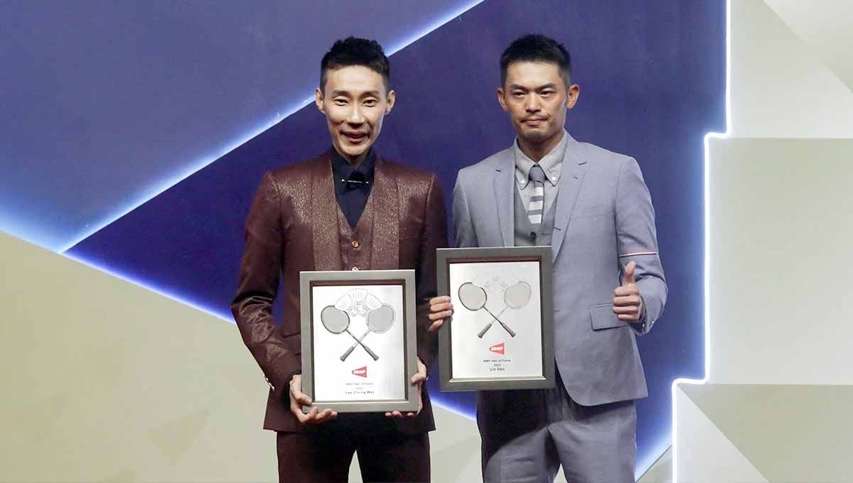 Lee Chong Wei dan Lin Dan terima penghargaan Hall of Fame BWF. (Foto: REUTERS/Hasnoor Hussain) Copyright: © REUTERS/Hasnoor Hussain