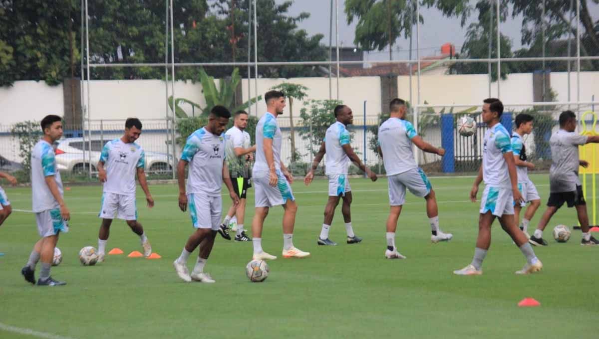 Skuad Persib tengah berlatih untuk hadapi Liga 1 2023-2024, di Stadion Persib, Jalan Ahmad Dhani, Kota Bandung, Senin (05/06/23). Copyright: © Arif Rahman/INDOSPORT