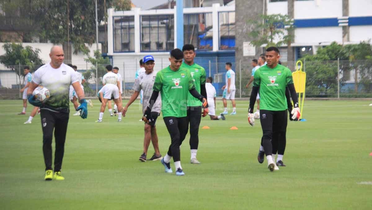 Pelatih penjaga gawang Persib Bandung, Luizinho Passos, membernarkan terkait rencana untuk merekrut kiper baru pada bursa transfer kompetisi Liga 1. Copyright: © Arif Rahman/INDOSPORT