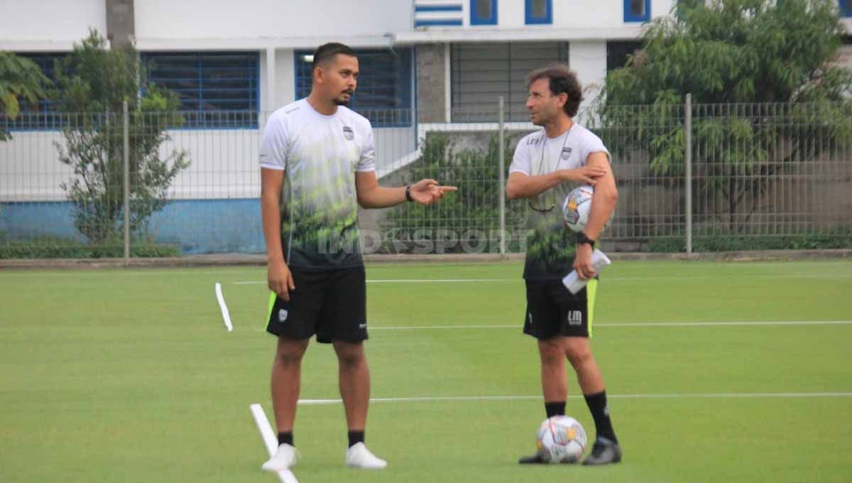 Pelatih Persib Bandung, Luis Milla, senang dengan perkembangan performa anak asuhnya setelah tiga hari menjalankan pemusatan latihan atau TC di Yogyakarta. Copyright: © Arif Rahman/INDOSPORT