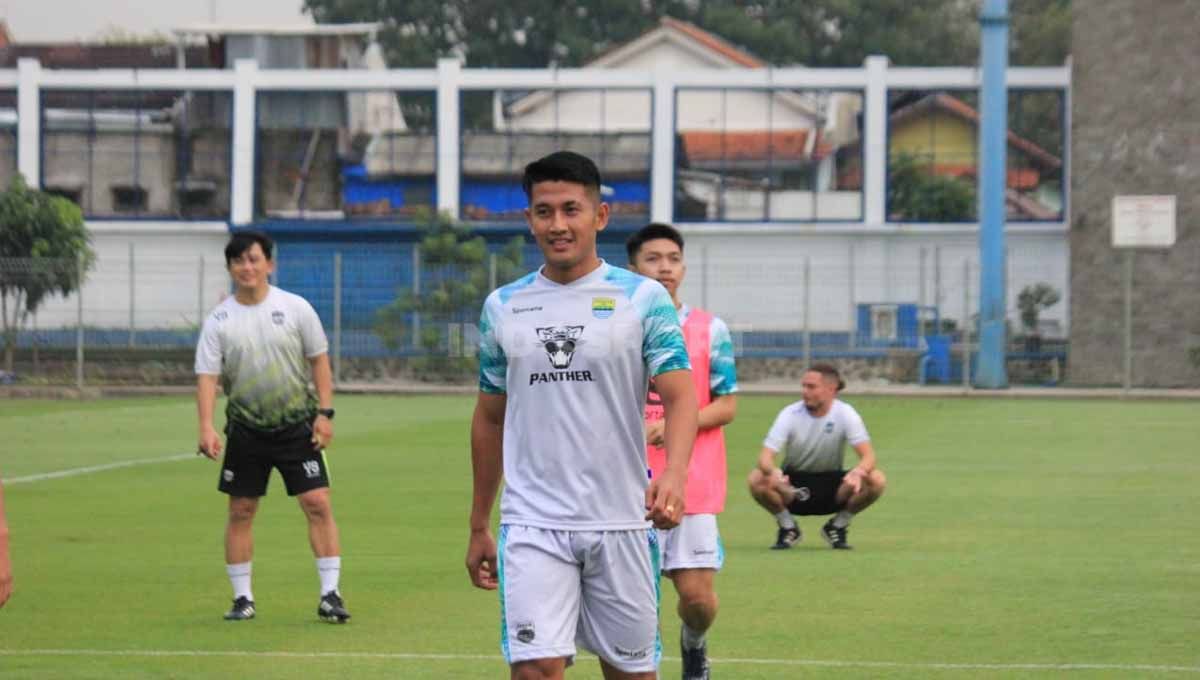 Pemain anyar Persib, I Putu Gede saat berlatih di Stadion Persib, Jalan Ahmad Dhani, Kota Bandung, Senin (05/06/23). Copyright: © Arif Rahman/INDOSPORT