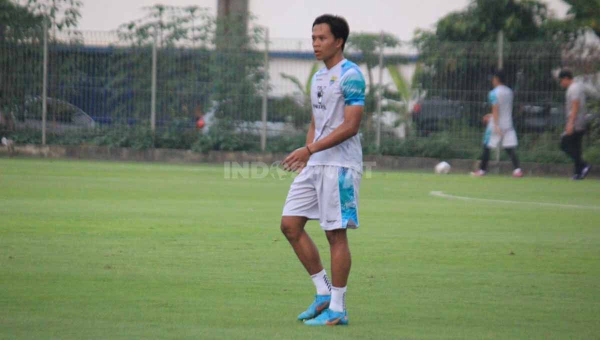 Edo Febriansyah mengaku senang mengikuti latihan perdana bersama Persib Bandung asuhan Luis Milla untuk persiapan Liga 1 2023-2024. Copyright: © Arif Rahman/INDOSPORT