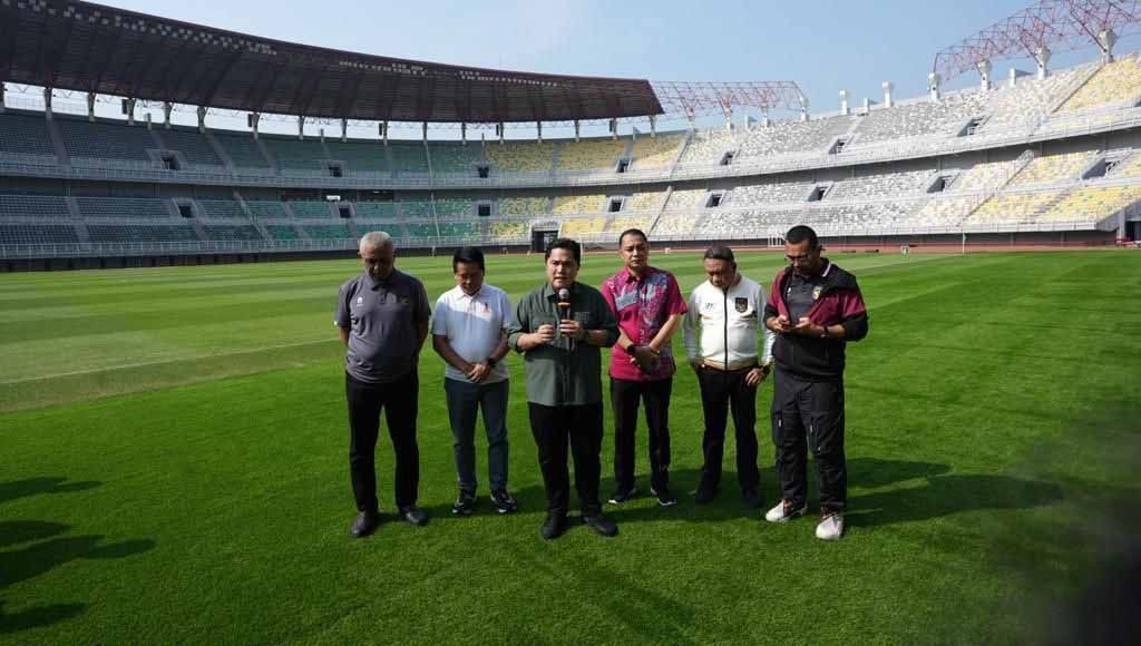 Ketua umum PSSI, Erick Thohir mengunjungi Stadion Gelora Bung Tomo jelang FIFA match day Indonesia vs Palestina. Copyright: © PSSI