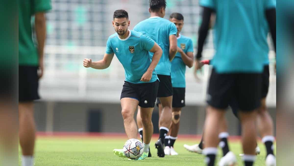 Suasana pemain naturalisasi Timnas Indonesia, Sandy Walsh jelang FIFA Matchday di Stadion Gelora Bung Tomo. (Foto: PSSI) Copyright: © PSSI