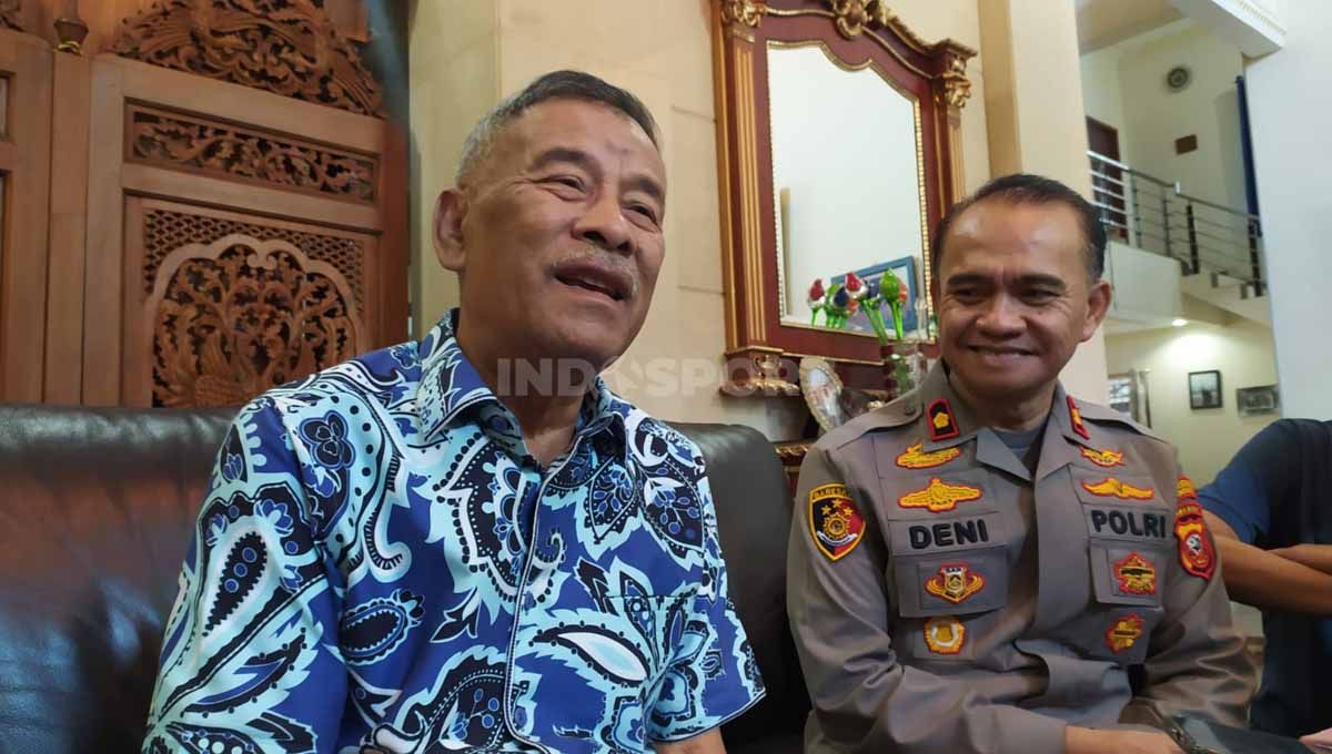 Komisaris PT Persib Bandung Bermartabat (PBB), Umuh Muchtar (kiri), saat ditemui di kediamannya di Kota Bandung, Kamis (08/06/23). Copyright: © Arif Rahman/INDOSPORT