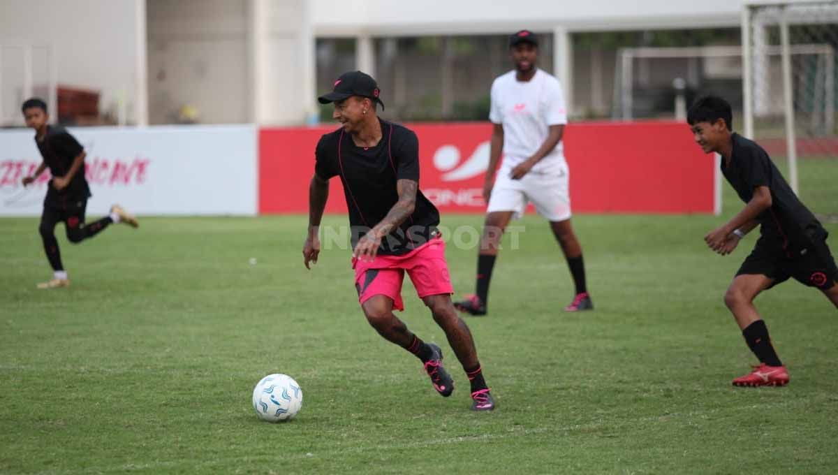 Jesse Lingard saat menghadiri sesi coaching clinic yang digelar oleh salah satu produsen sepatu lokal di stadion Madya Senayan, Sabtu (10/06/23). Copyright: © Herry Ibrahim/INDOSPORT