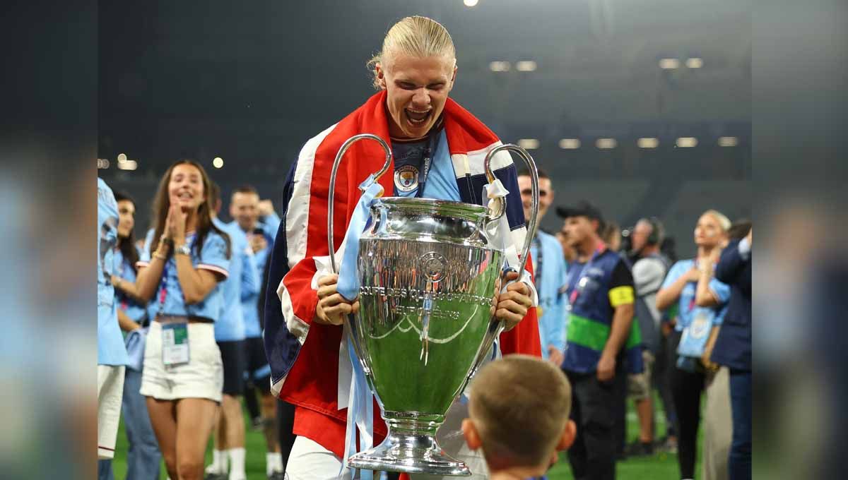 Pemain Manchester City Erling Braut Haaland memegang trofi Liga Champions 2022/2023. (Foto: REUTERS/Molly Darlington) Copyright: © REUTERS/Molly Darlington